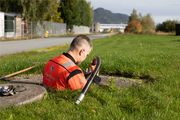 Inspeksjon: De 63 kummene plassert innenfor fjernvarmeringen inspiseres jevnlig, slik at kunden til enhver tid kan forvente uavbrutt leveranse av varme.